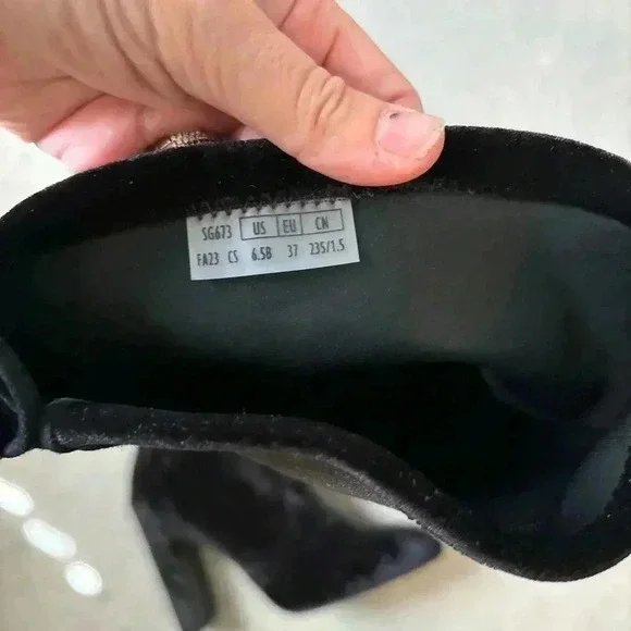 STUART WEITZMAN
Vidaland Convertible Boot in Black Crushed Velvet‎ - Picture 8 of 11